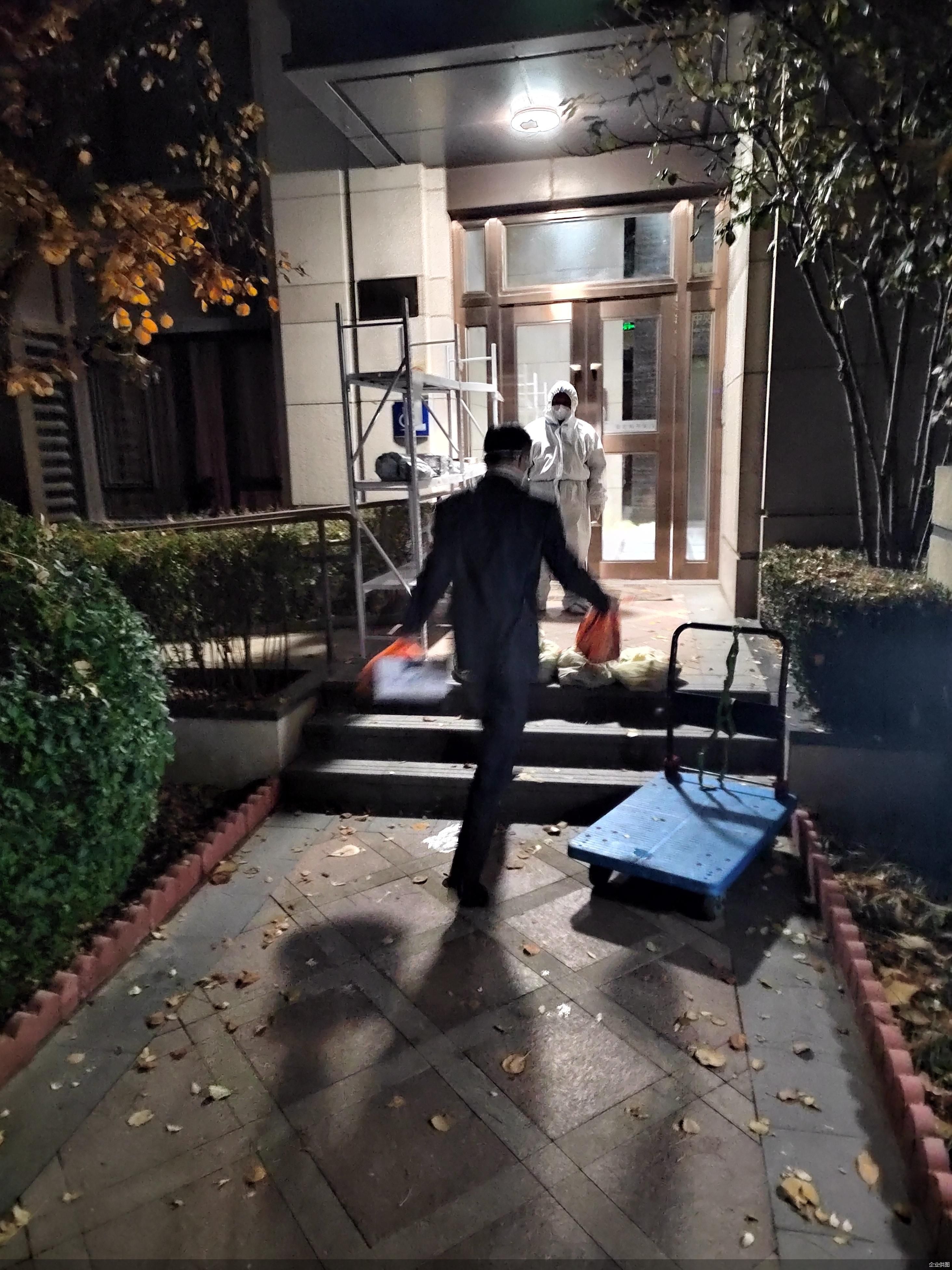 链家经纪人化身“搬运工” 保障居民生活物资“最后二百米”